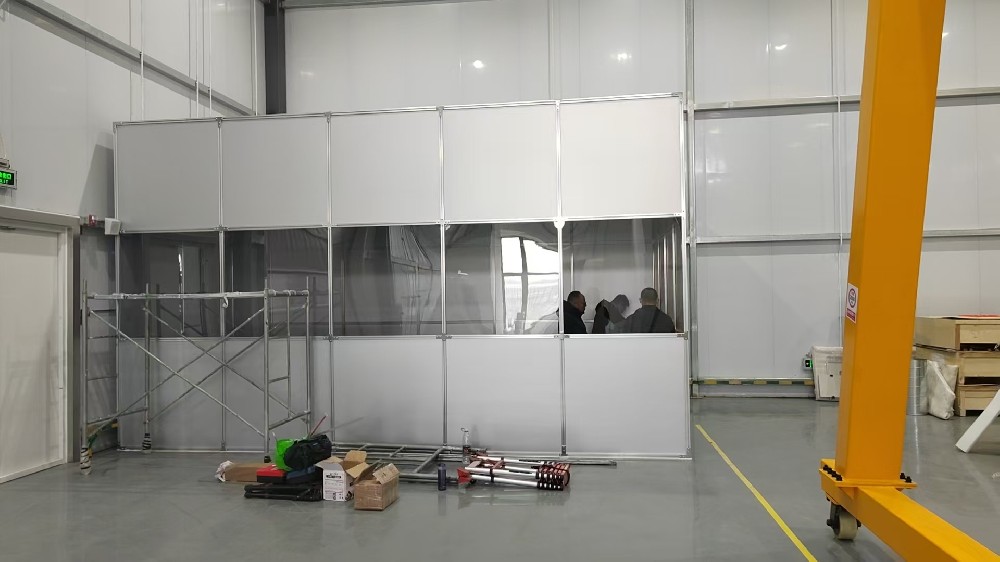 如何確保鋁塑板百級(jí)潔凈棚的氣流均勻性，避免局部污染？